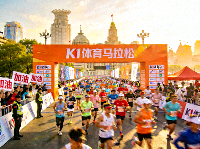 K1体育策划的大型城市马拉松赛事活动现场，人群涌动